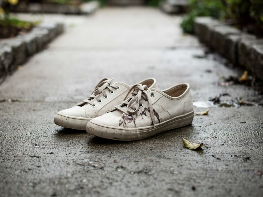 buty z wodnymi zaciekami